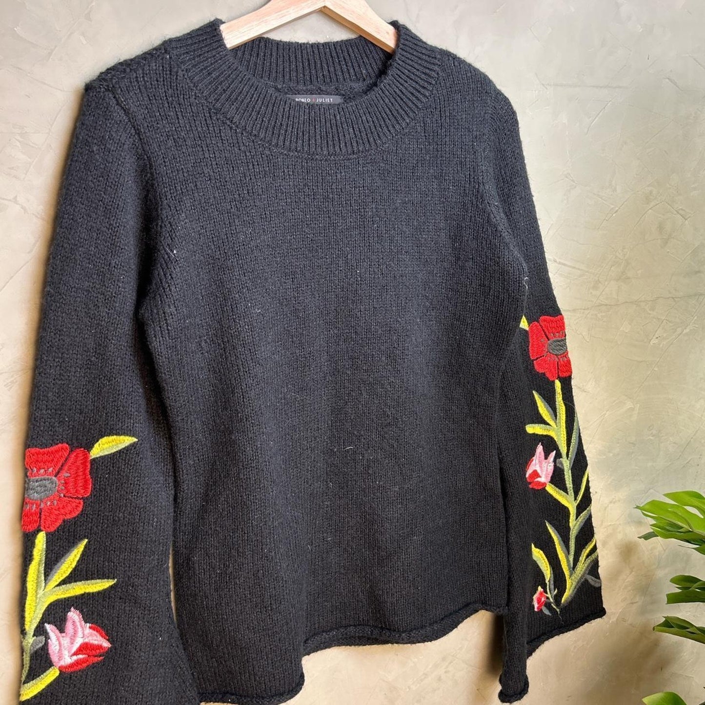 Medium y2k romeo and juliet Couture Womens Floral Embroidered Knit Sweater